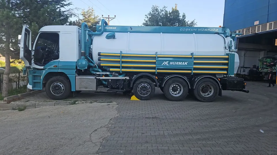 Sancaktepe'nin üç merkezine hizmet için konumlanmış vidanjör aracı